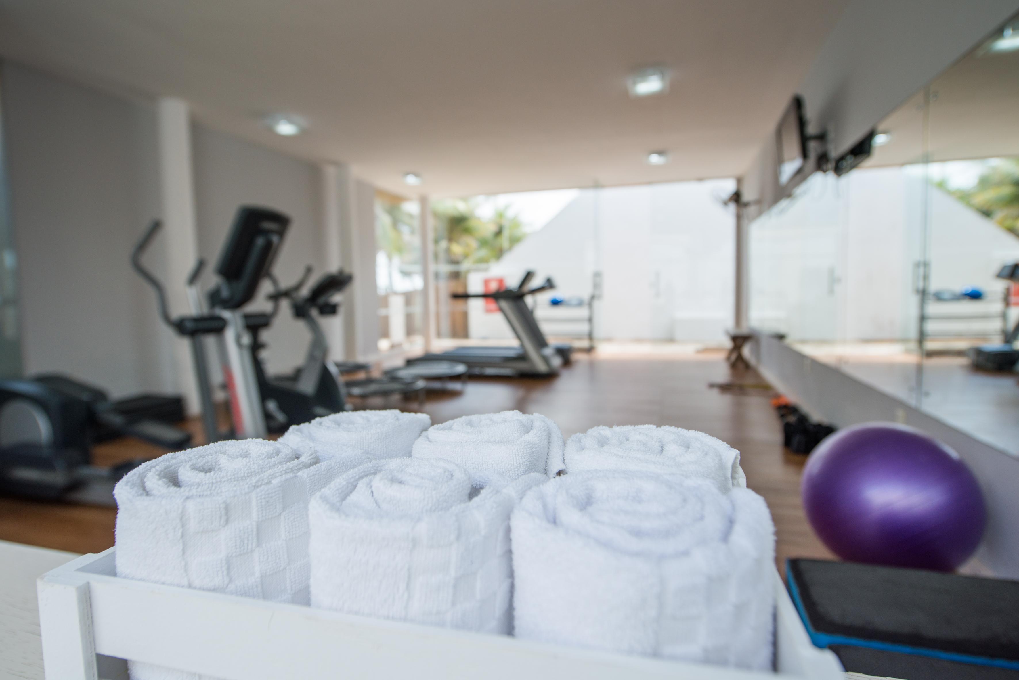 Отель Wish Натал Экстерьер фото Towels in a gym